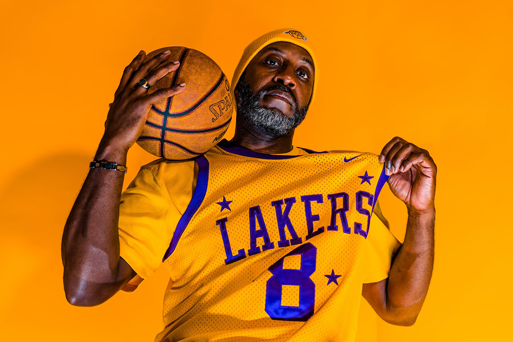 homme avec maillot basketball lakers 8